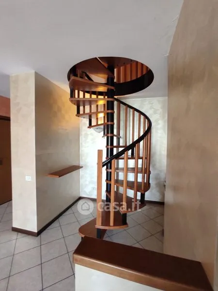 Pièces - Two-Level Apartment with Balcony in Bergamo