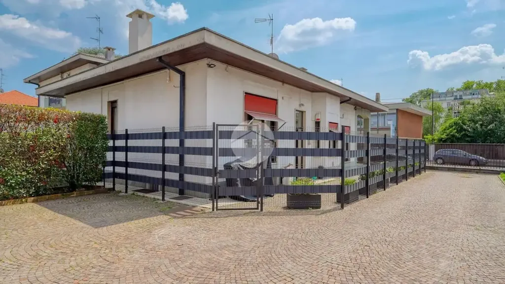 Välivaade - Semi-detached Villa with Private Garden in Gallarate