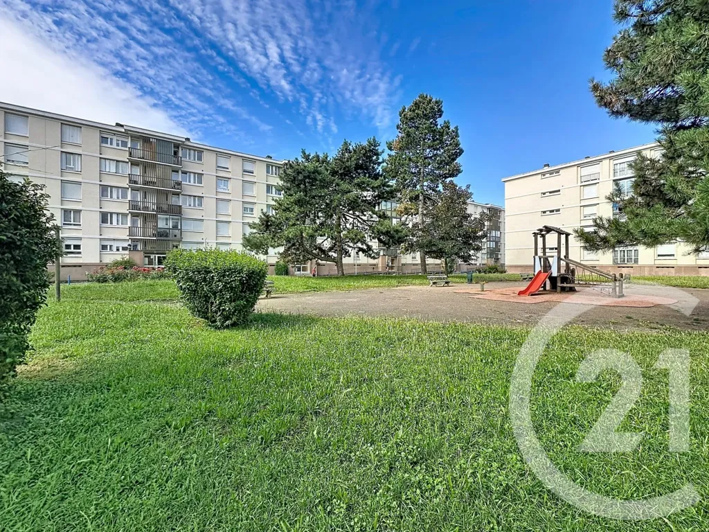 Aed - 3-Bed Apartment with Balcony in Corbas