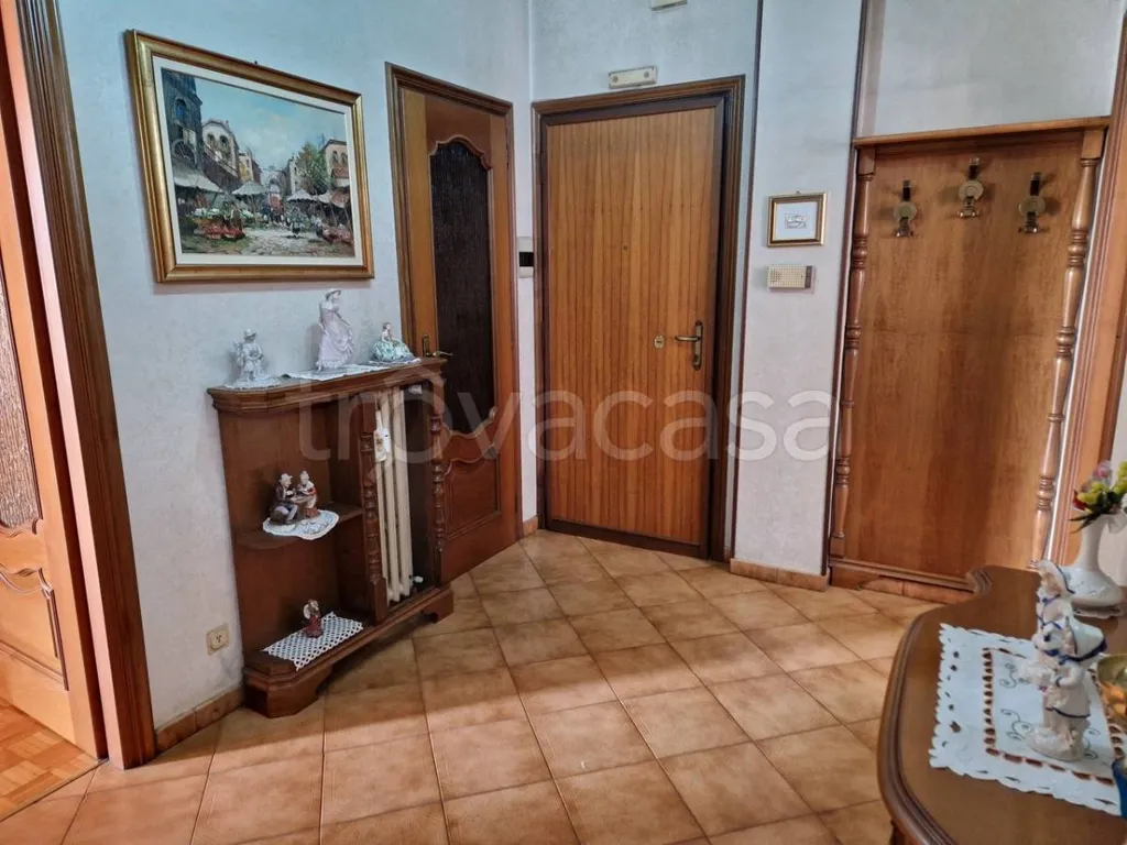Entrée - Apartment with Three Exposures in Turin