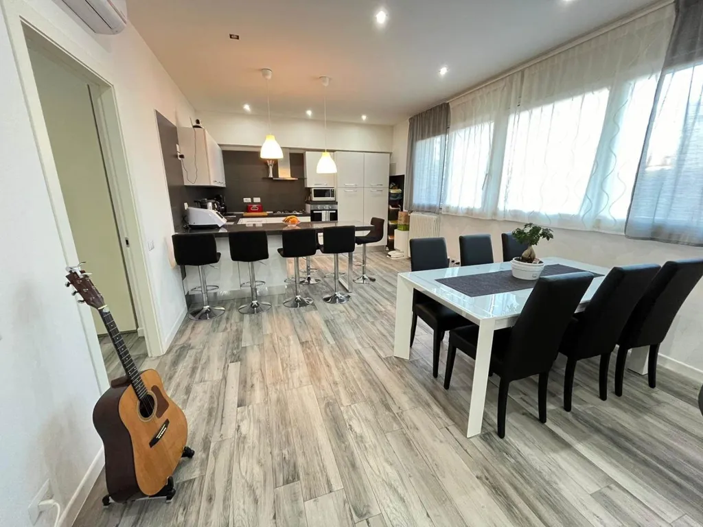 Salle à manger - Recently Refined Apartment with Double Living Space in Florence