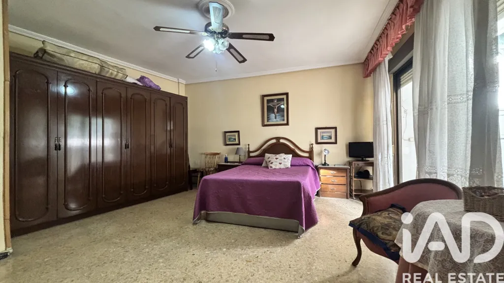 Magamistoad - Alicante Apartment with Potential for Division