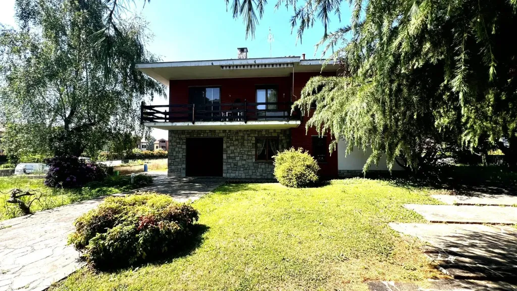 Välivaade - Villa with Edificabile Potential in Bernareggio