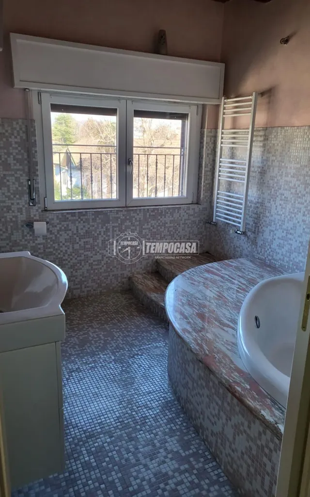 Vannitoad - Three-Bedroom Apartment with Private Parking in Malnate