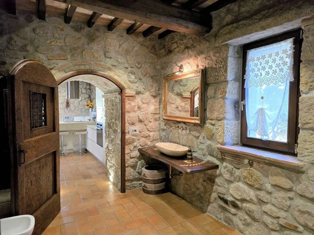 Salles de bain - Rustic Tuscan Farmhouse with Pool in Roccastrada