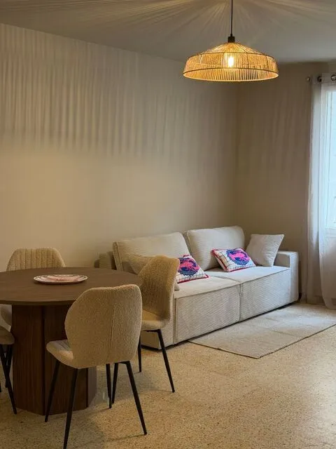 Salle à manger - Appartement Meublé Rénové avec Cour à Beaucaire