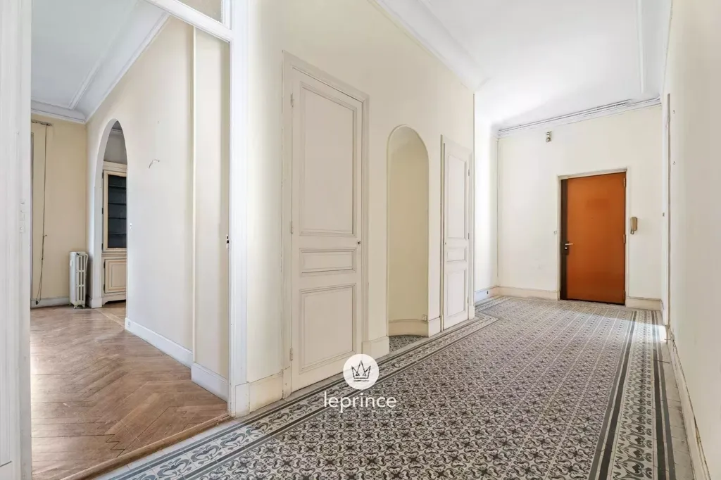 Esik - 3-Room Apartment in Belle Époque Building, Nice