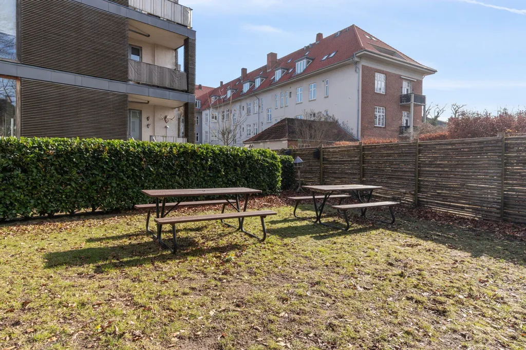 Garden - Apartment with Balconies in Hellerup