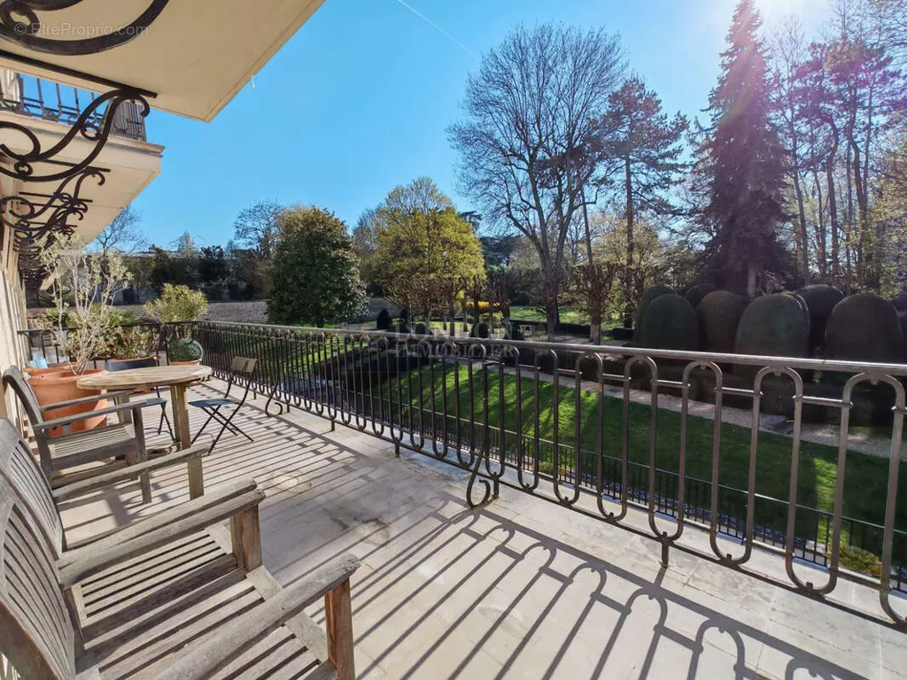 Balcon - Appartement Haut de Gamme avec Terrasse à Versailles