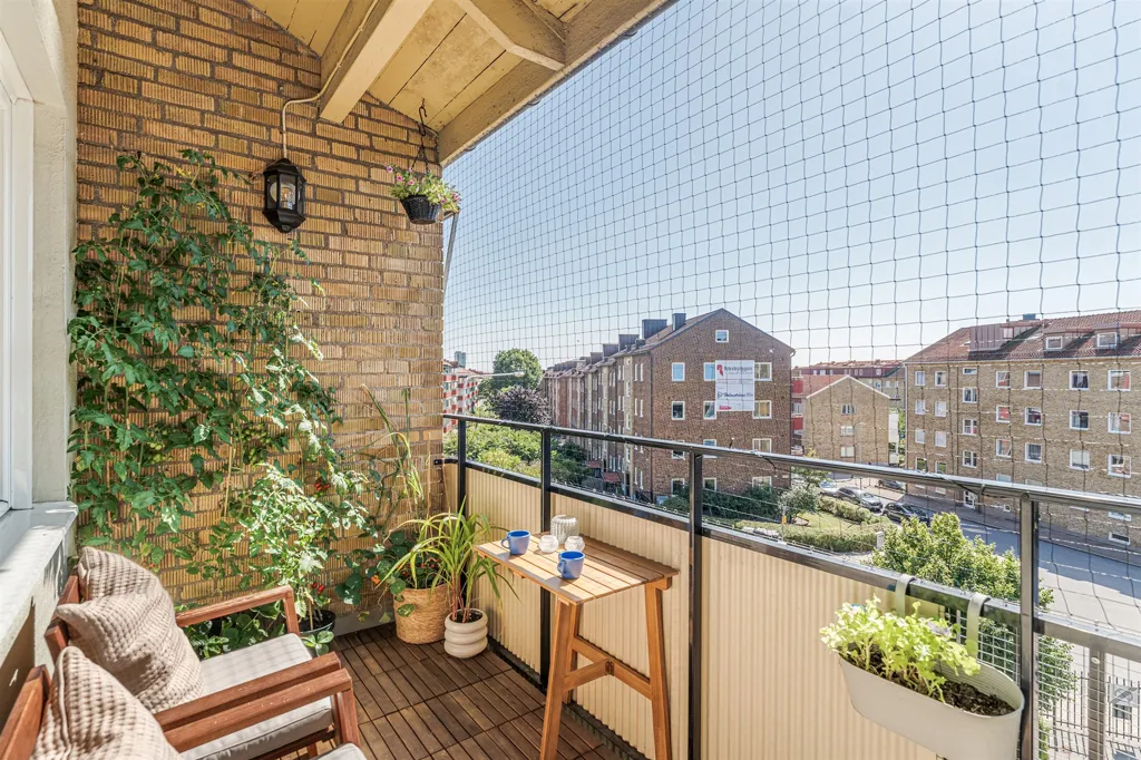 Rõdu - Renovated Two-Bedroom Flat with Balcony in Malmgården