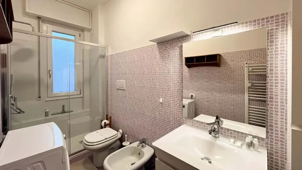 Salles de bain - Modern Studio with Balcony in Milan