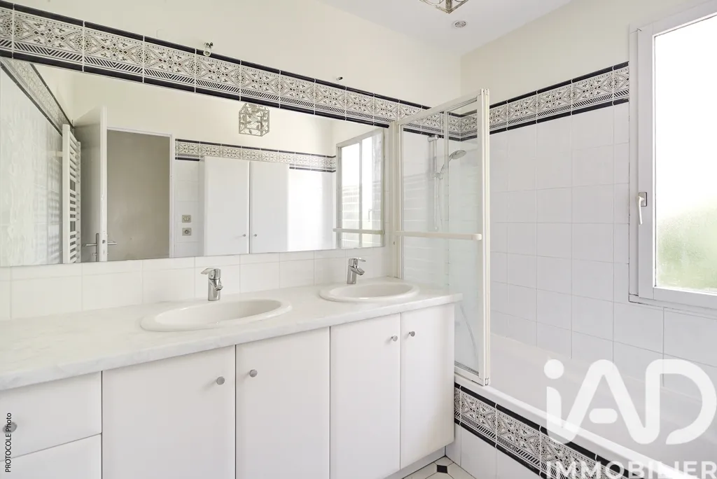Bathrooms - Charming House with Garden in Péchabou