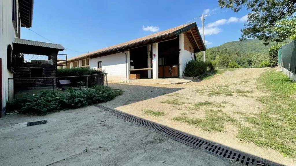 Villa with Equestrian Centre in Ameno
