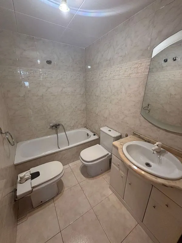 Salles de bain - Apartment with Balcony and Lift in Safranar