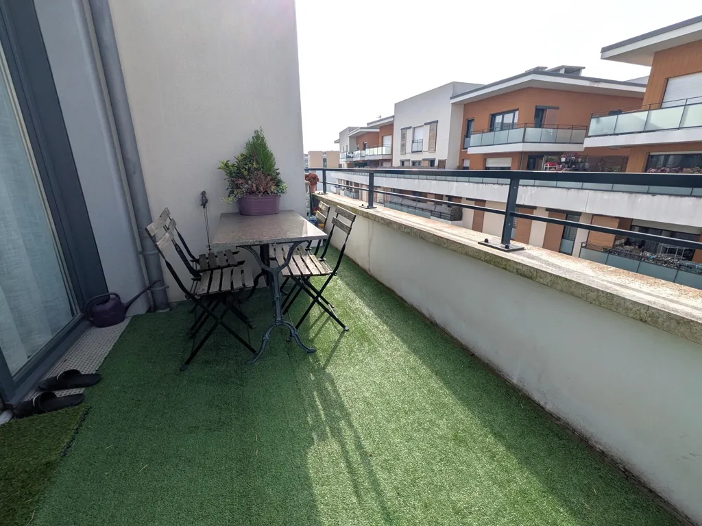 Balcony - Bright 3-Bed Flat with Terrace in City Centre