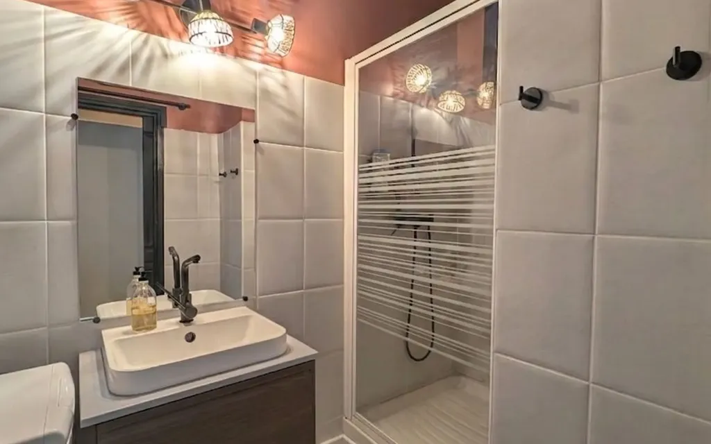 Salles de bain - Appartement avec Terrasse au Cœur de Cassis