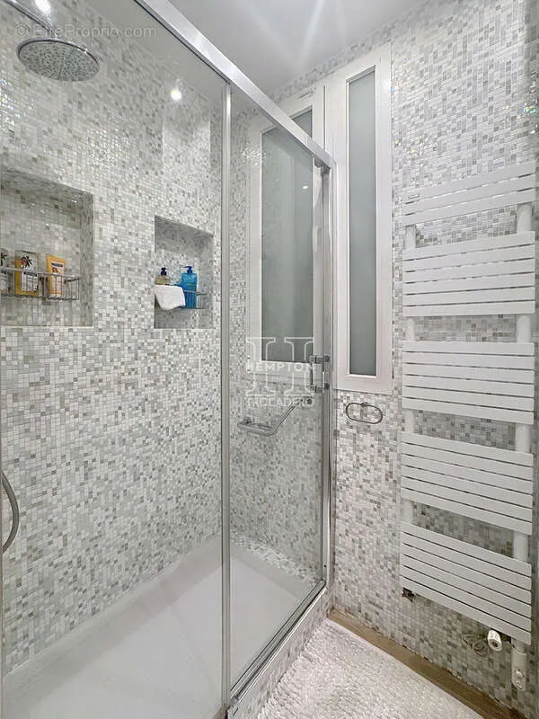 Bathrooms - 4-Piece Apartment with Balcony in Passy
