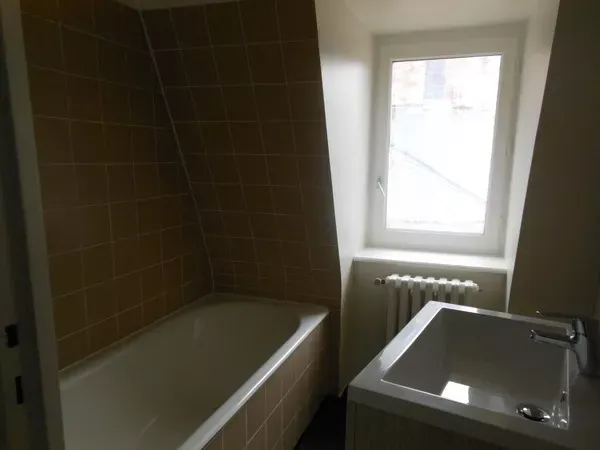 Salles de bain - Appartement au 3ème Étage avec Interphone à Rodez