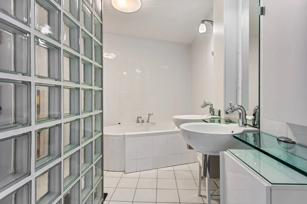 Salles de bain - Corner House with Solar Panels in The Hague