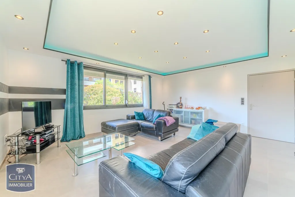 Elutuba - Fully Renovated Flat with Parking in Roanne Centre