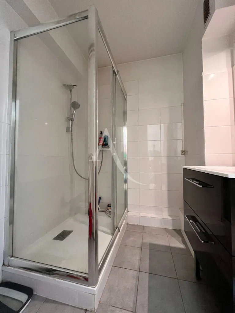 Bagni - Type 2 Flat with Cathedral View in Reims