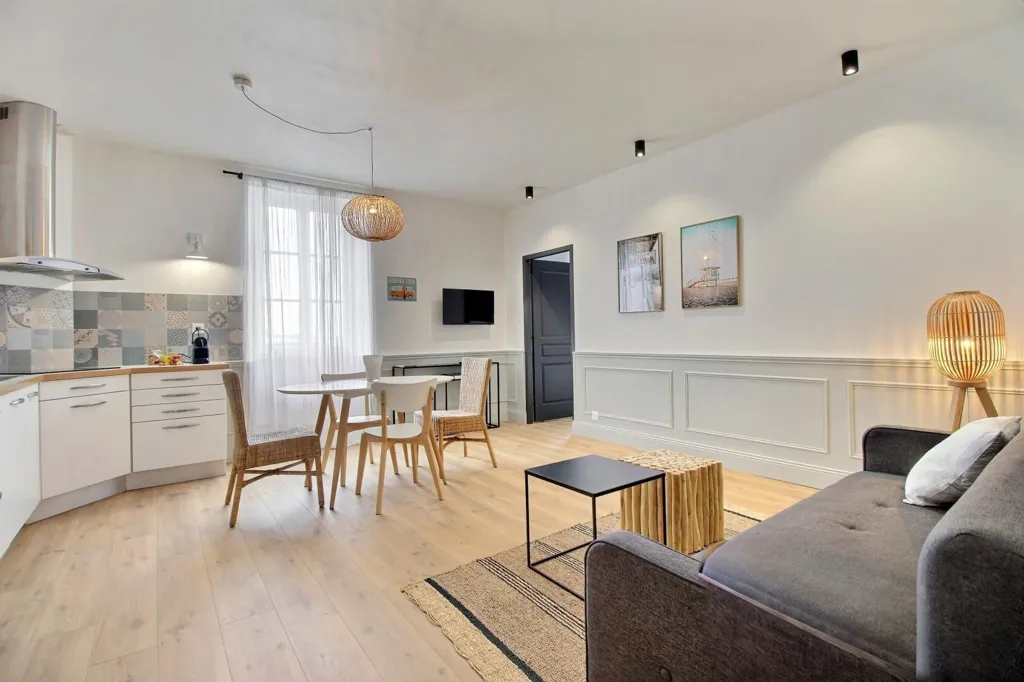 Elutuba - Charming 3-Bed Flat with Water View in ETEL
