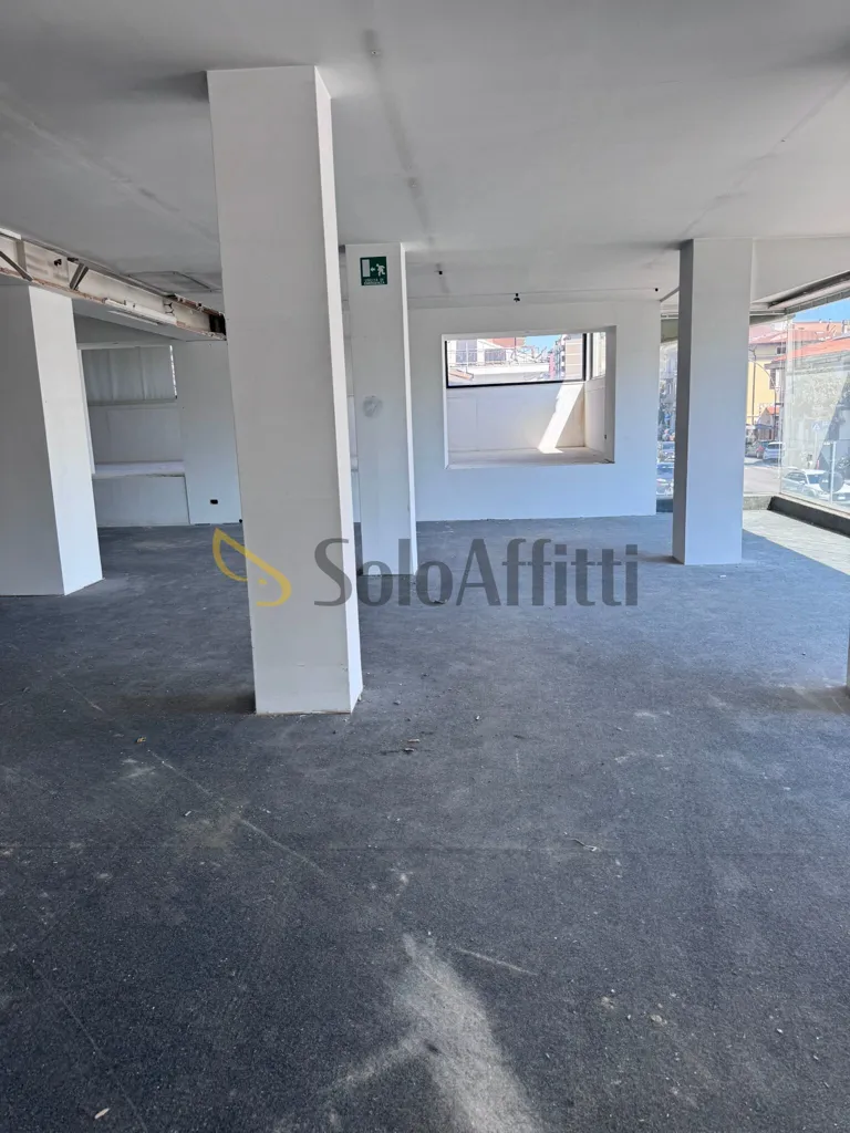 Garaaž - Office with High Visibility in Pescara