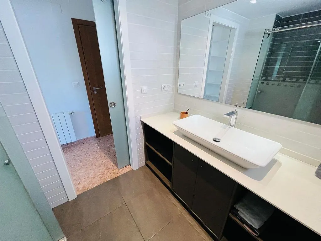 Bathrooms - Student-Friendly Flat with Balcony in Moncada