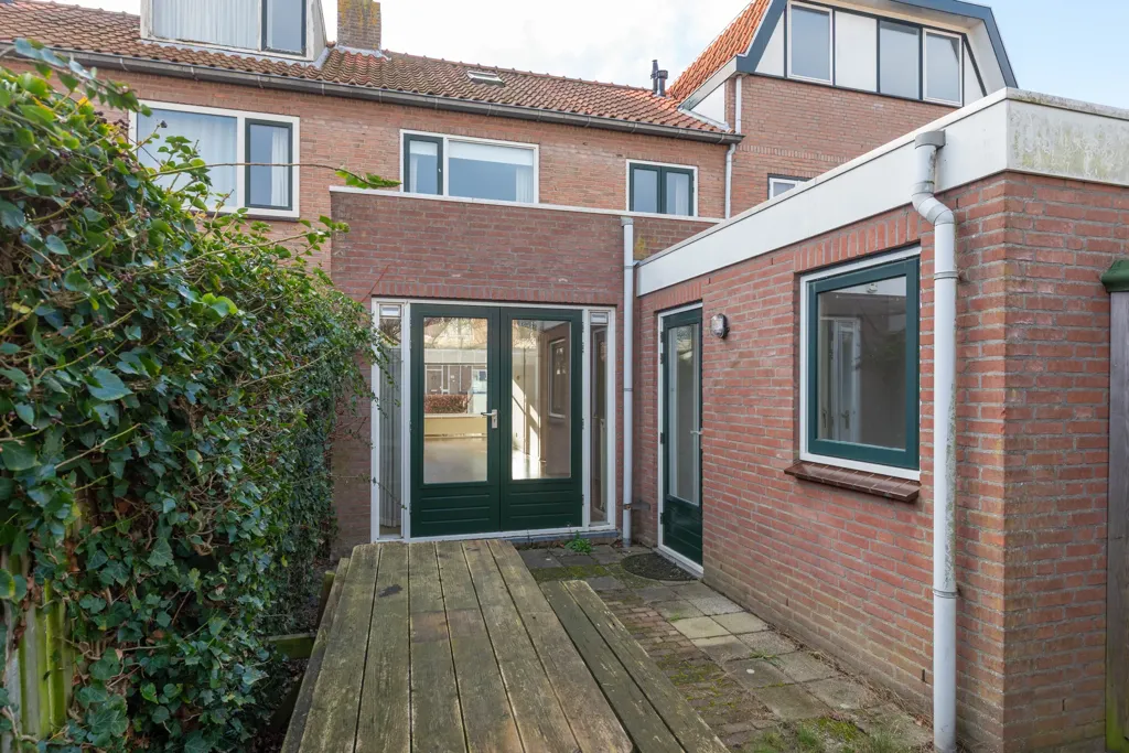 Aed - Spacious Renovated Semi-Detached House in Heiloo