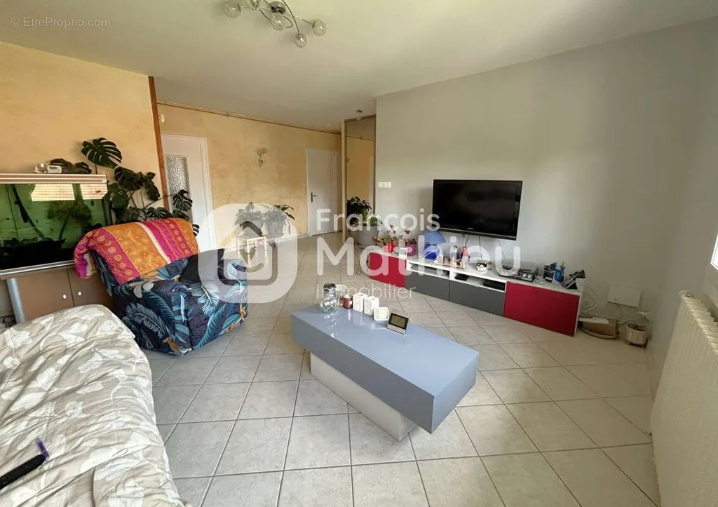 Séjour - Ensemble Immobilier avec Garages à Villars-les-Dombes