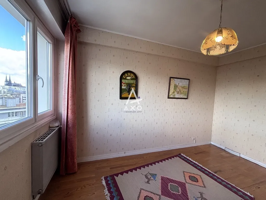 Toad - 5-Piece Flat with City View in Clermont-Ferrand