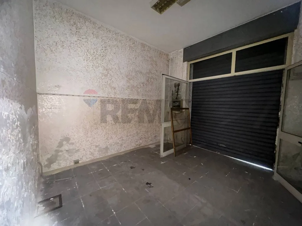 Pièces - Garage with Multiple Access Points in Catania