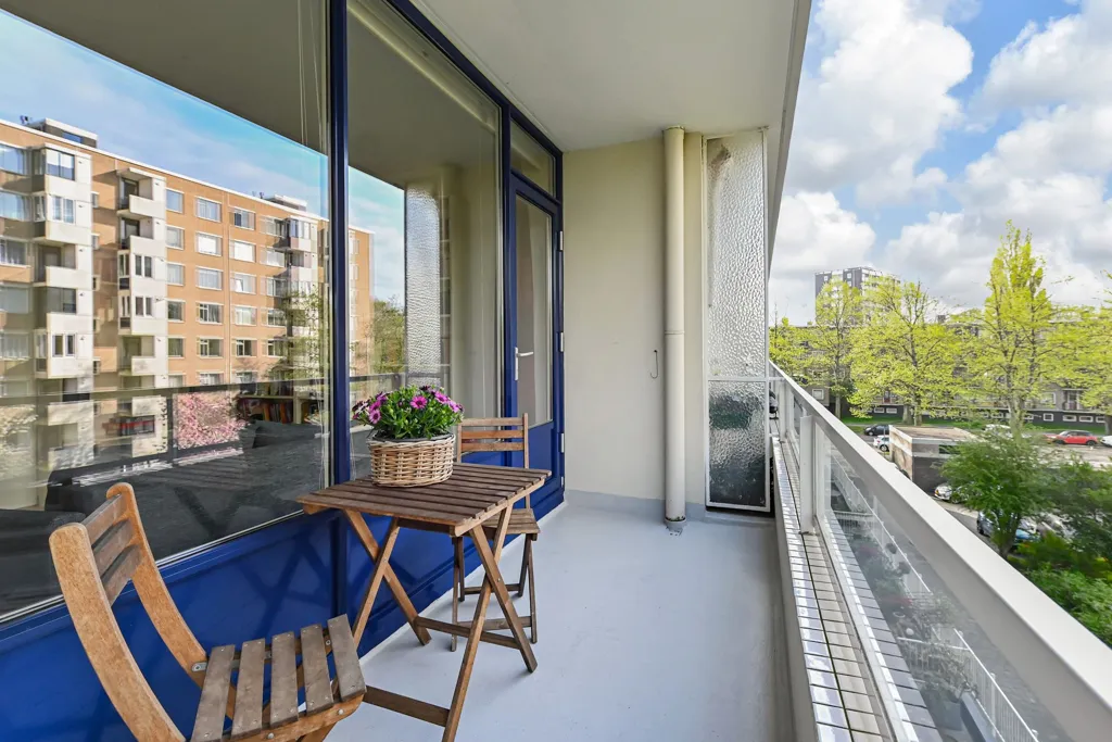 Rõdu - Corner Flat with Erker in Den Haag
