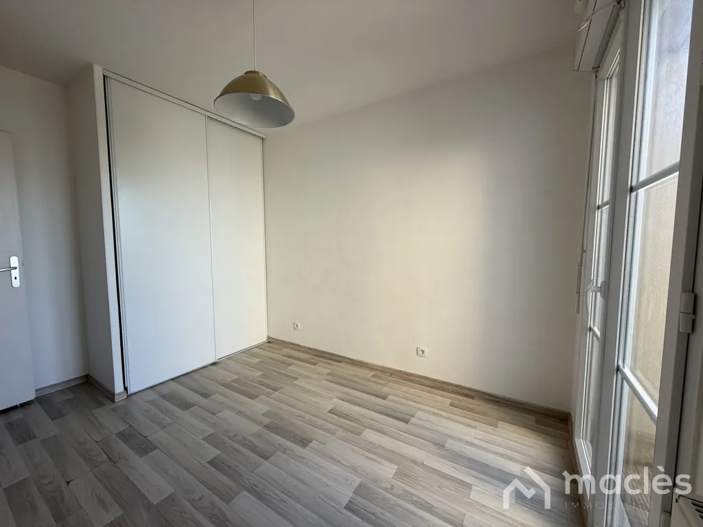 Chambres - Appartement 3 Pièces avec Balcon en Centre-Ville