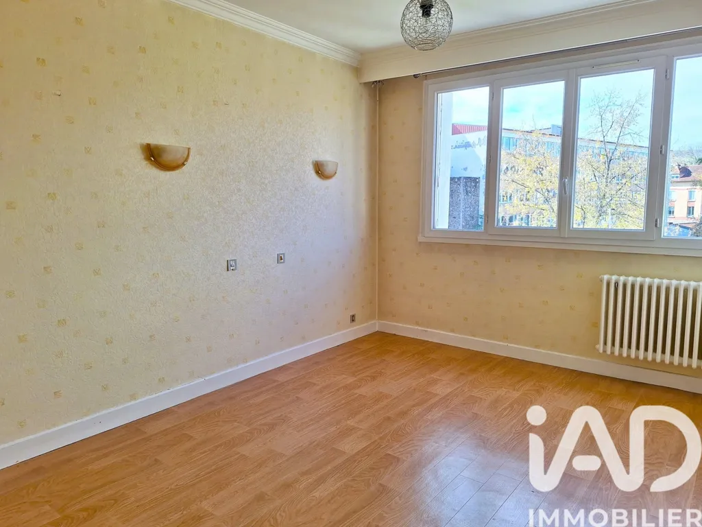 Toad - 4-Piece Apartment with Balcony in Cantal