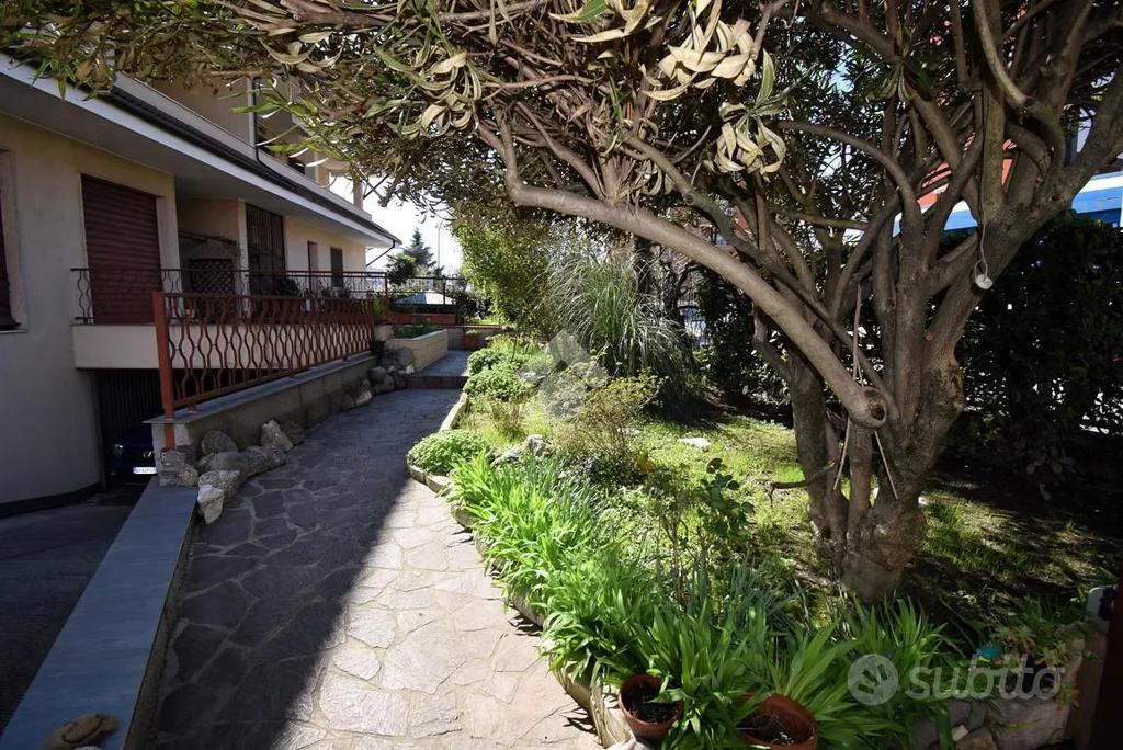 Jardin - Top Floor Apartment with Balconies in Rozzano