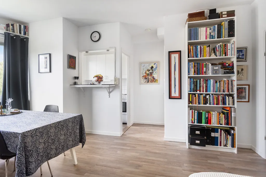 Sala da pranzo - Well-Planned Studio with Solar Panels in Eskilstuna