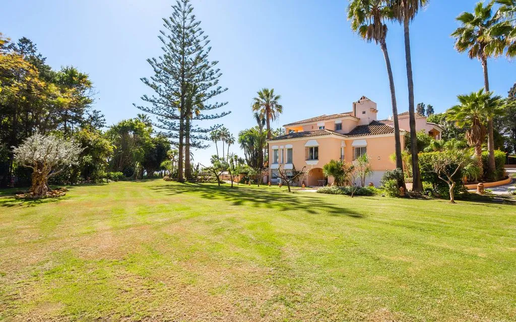 Jardin - Beachfront Villa with Pool in Estepona