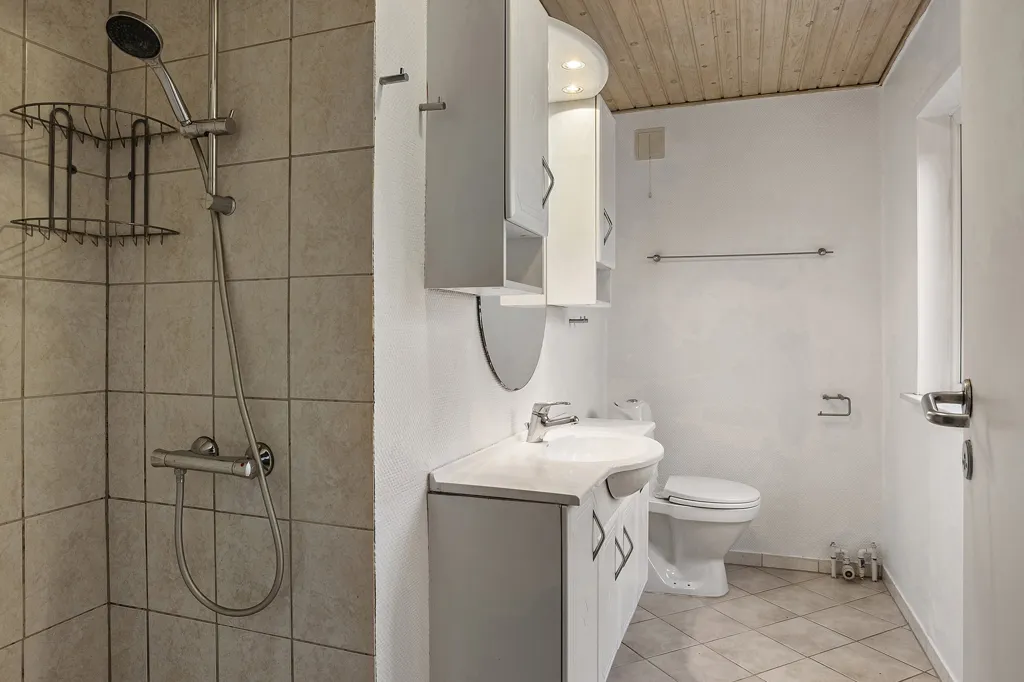 Salles de bain - Brick Villa with Rural Views in Holsted