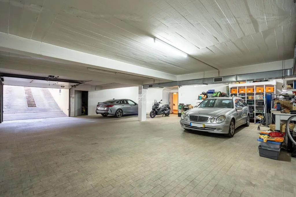 Garage - Luxury Villa with Pool in Guia, Lisbon