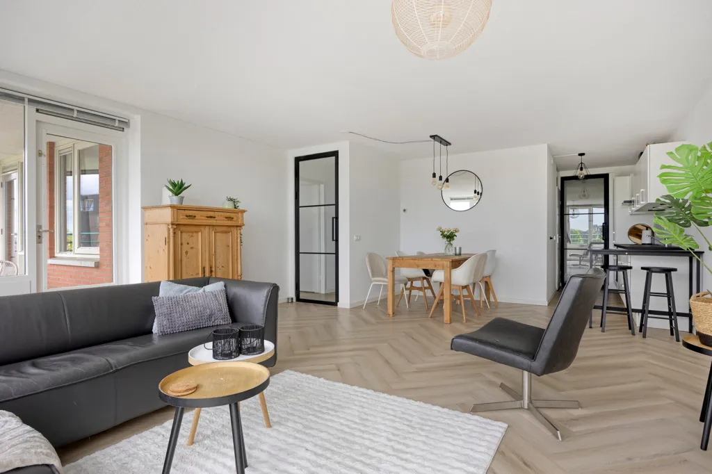 Séjour - 4-Bedroom Gallery Flat with Balcony in Green Area