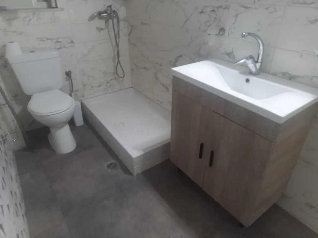 Badezimmer - Renovated Apartment with Balcony in Gravas