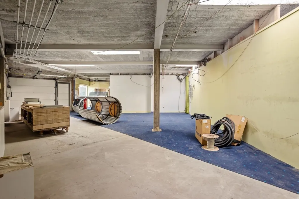 Garaaž - Commercial Space with Residential Option in Duffel