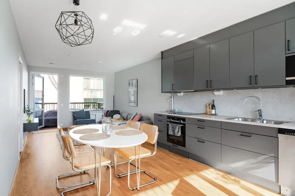 Köök - Modern 2-Bedroom Flat with Balcony in City Centre