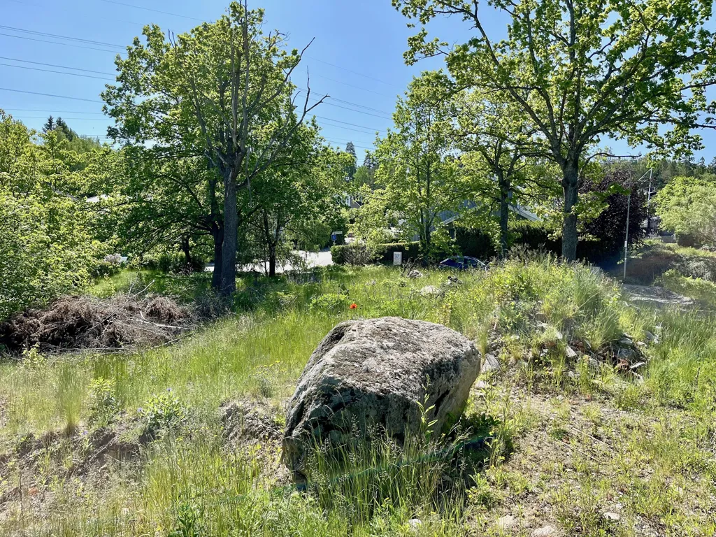 Aed - Exclusive Corner Plot with Villa Potential in Myrängen
