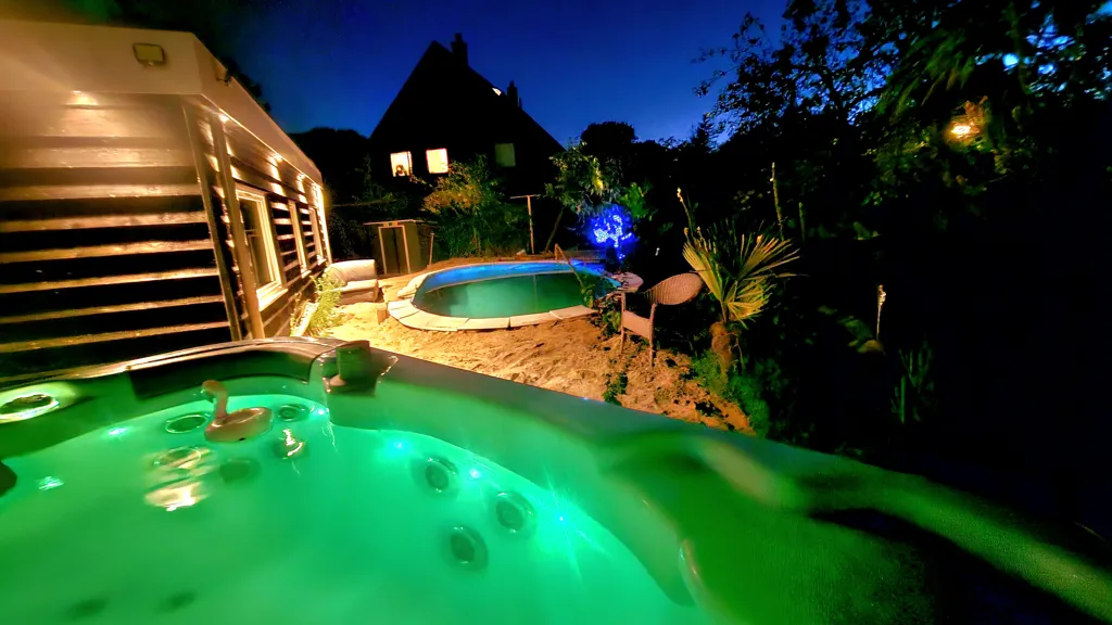 Terrasse - Furnished Room with Jacuzzi in Muntendam