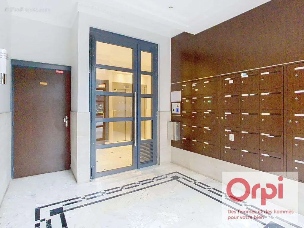 Entrée - Appartement Traversant avec Balcon à Issy-les-Moulineaux