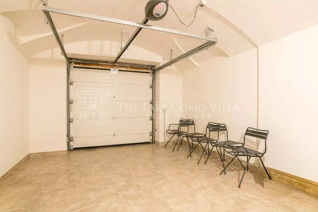 Garage - Luxury Apartment with Private Garden in Menaggio