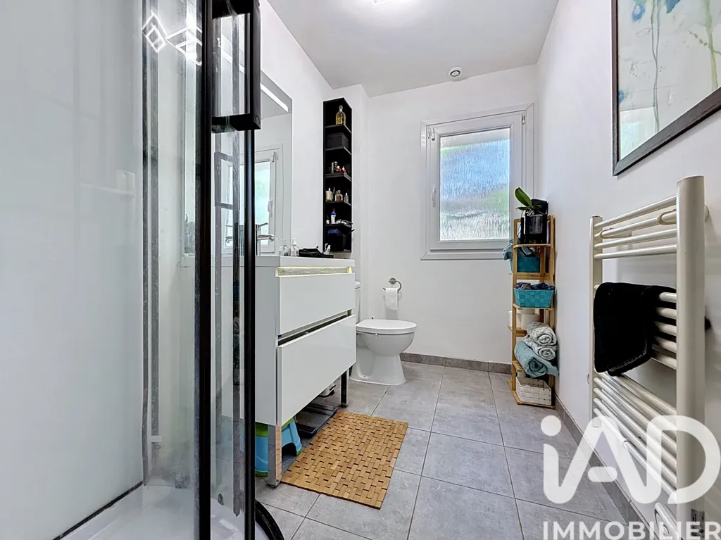 Salles de bain - Maison d'Architecte avec Piscine à Linas