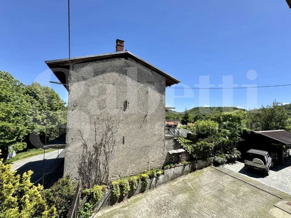 Exterior - Rustic House with Garden in Giaveno